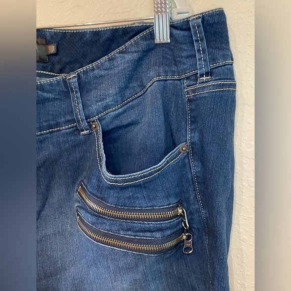 Torrid Premium Women’s Zippered Dark Wash High Rise Jeans/Jegging Size 24R - Picture 3 of 11